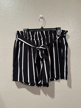 Sason Curve Black n White Stripped Paperbag Tie Front Shorts Sz 1X